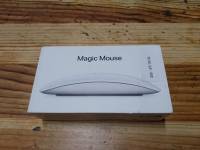 une boîte sur laquelle est représentée une souris blanche, posée sur une table en bois