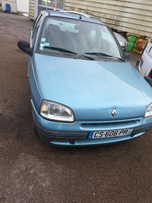 une voiture bleue garée dans un parking