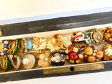 une boîte en bois remplie d'une grande variété de bijoux
