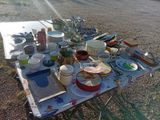 une table sur laquelle il y a beaucoup de choses