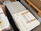 une pile de boîtes posées sur une palette