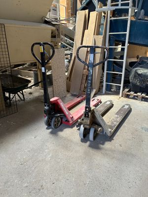 un scooter rouge qui est garé dans un garage