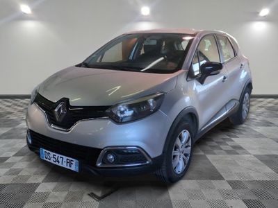 la voiture argentée est garée sur un sol en damier dans le garage