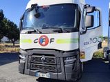 deux camions garés l'un à côté de l'autre dans un parking