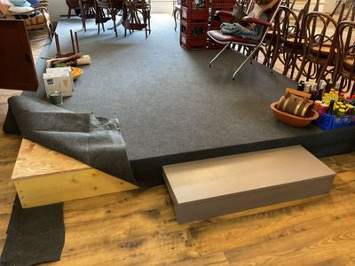 Estrade ou scène de 7 mètres de longueur sur 2,50 m, avec ma…