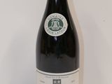 une bouteille de vin posée sur une table