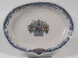 une assiette bleue et blanche ornée d'une composition florale