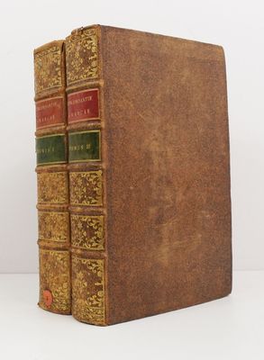 Les trois livres sont empilés les uns sur les autres sur une surface blanche.
