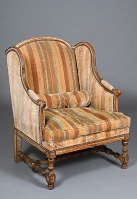 une vieille chaise dont le dossier rembourré a été décapé et dont la structure est en bois
