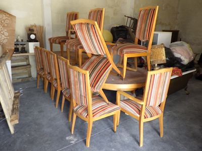 beaucoup de chaises et une table dans une pièce
