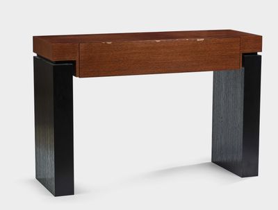 l'image d'une table en bois surmontée d'un tiroir