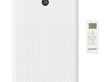 un climatiseur blanc posé à côté d'une télécommande