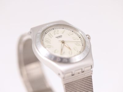 gros plan d'une montre-bracelet sur une surface blanche