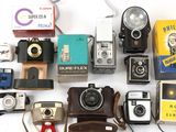 de nombreux types d'appareils photo différents posés sur la table