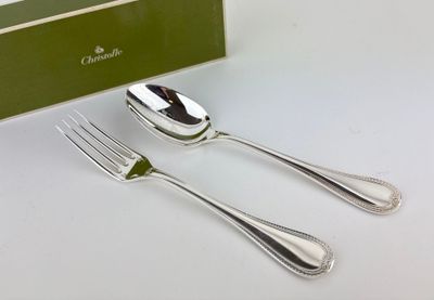 deux fourchettes et une cuillère posées à côté d'une boîte verte