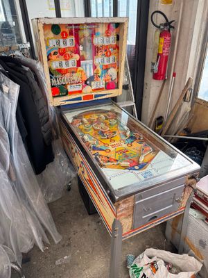 a pinball machine that is sitting in the middle of a room