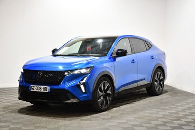 un SUV Toyota C-HR bleu garé sur un sol à damier