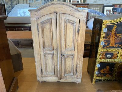 une armoire en bois posée sur une table
