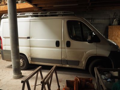 une camionnette garée dans un garage sous un toit