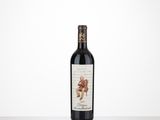 une bouteille de vin posée sur une table à côté d'une bouteille de vin