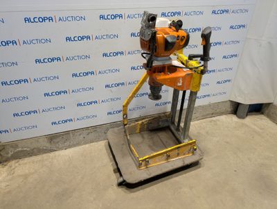 une image représentant un robot assis sur une plate-forme
