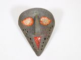 une image représentant un masque en pierre sur fond blanc