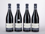 trois bouteilles de vin sont alignées sur une surface blanche