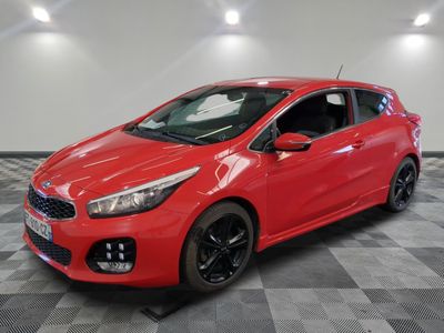 une voiture rouge garée dans un garage au sol en damier