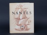 un vieux livre avec l'image d'un bateau