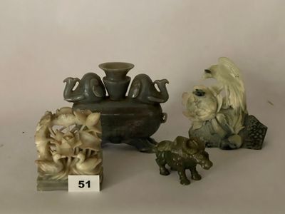 trois vases posés l'un à côté de l'autre sur une table