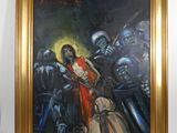 un tableau sur le mur d'une pièce avec une peinture d'un homme sur un cheval