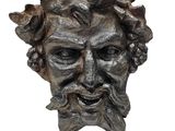une image représentant la statue d'un homme barbu