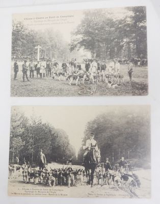 deux vieilles photos en noir et blanc représentant des personnes à cheval et des chiens