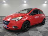 une Opel rouge garée dans une pièce au sol en damier