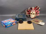 une boîte de biscuits, une boîte de biscuits et un masque posés sur une table