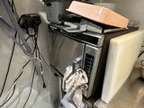une image d'une cuisine avec une cuisinière et un four à micro-ondes