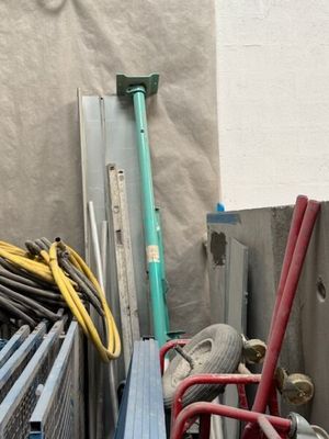 un tas d'objets métalliques divers dans un local de stockage