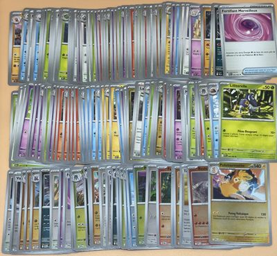 beaucoup de cartes sur la table