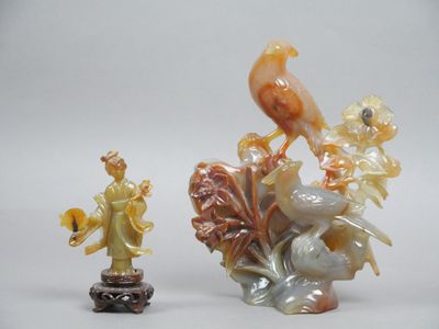 deux figurines d'oiseaux assis l'un sur l'autre