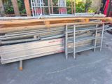 de nombreuses planches de bois empilées par terre