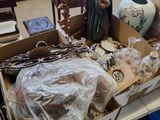 une boîte remplie d'objets posée par terre