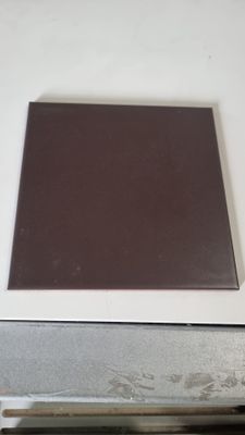 un ordinateur portable posé sur une table blanche