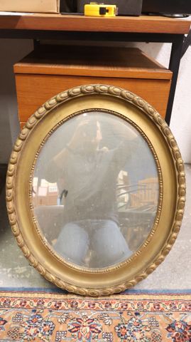 Miroir ovale biseauté cadre en bois et stuc doré 63 x 53