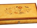 l'image d'une boîte en bois ornée d'un motif floral