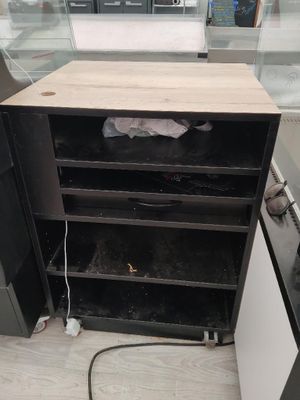 une armoire dans laquelle se trouve un poisson, dans la cuisine