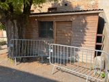 une clôture et un banc devant un immeuble