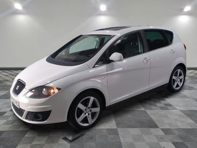 la photo d'une voiture blanche garée dans un garage
