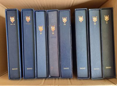 cinq livres empilés les uns sur les autres dans une boîte
