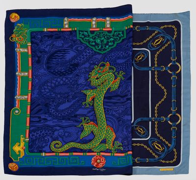 une écharpe bleue et verte avec un dragon dessus
