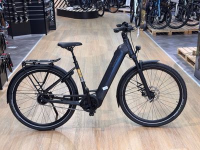 une photo d'un vélo électrique noir dans un magasin